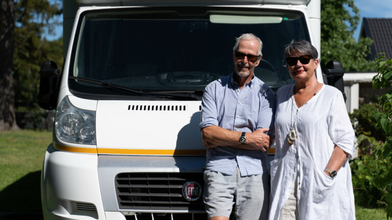 Olov ja Karin matkailuautonsa vieressä