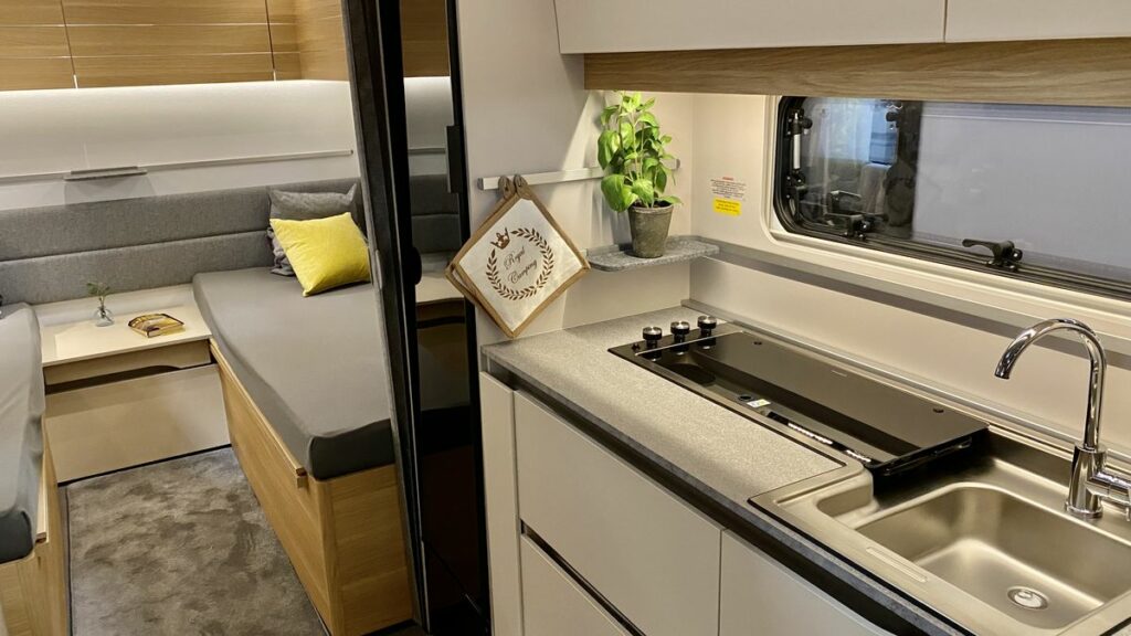 Kök och sovrum i en husvagn