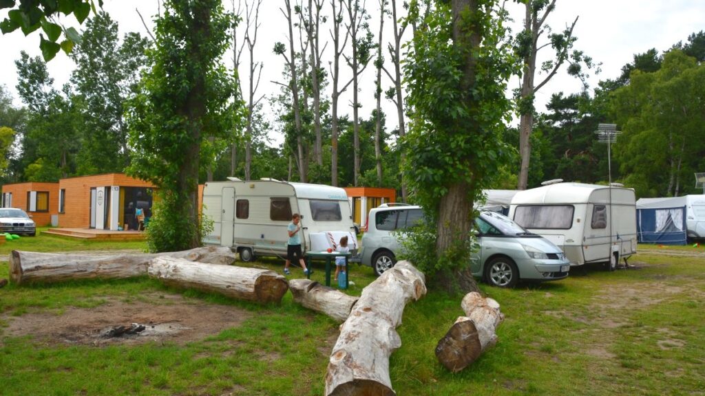 Husvagnar på en campingplats