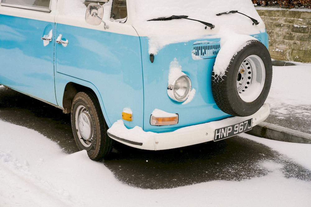 Volkkaribussi parkkeerattu lumeen