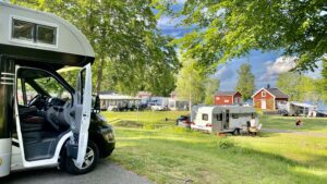 Bobil og campingvogner på en campingplass