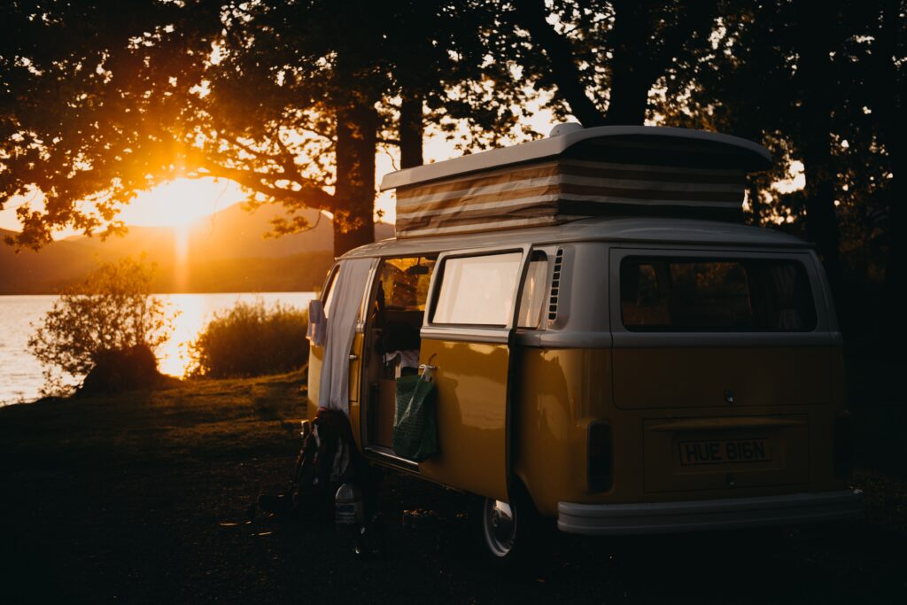 Campervan i solnedgang, ved en innsjø
