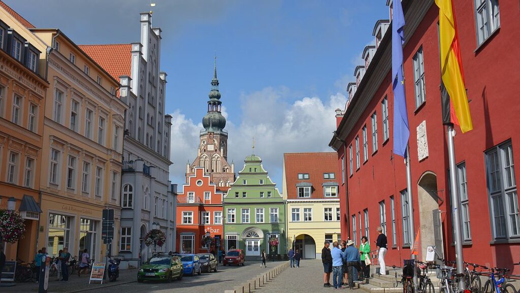 Värikkäitä historiallisia rakennuksia saksalaisen kaupungin keskustassa