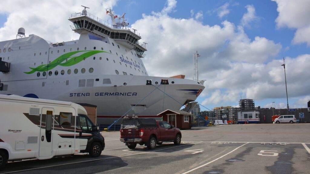 Husbil väntar på att få köra ombord på Stena Lines färja Stena Germanica