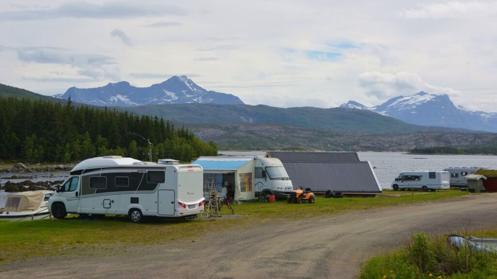 Husbilar på en campingplats, med berg i bakgrunden