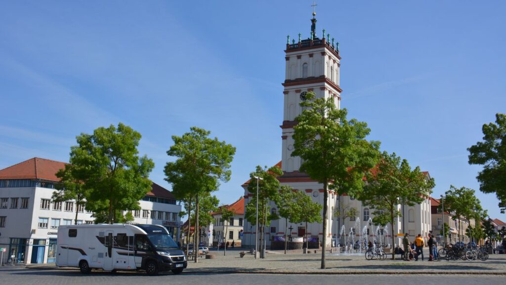 Matkailuauto pysäköitynä torille pienessä kaupungissa Saksassa