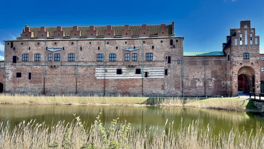 Malmöhusin linna, vedellä täytetty vallihauta etualalla 