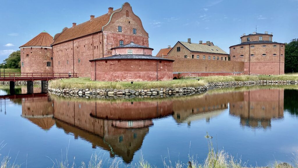 Landskronan linna, vedellä täytetty vallihauta etualalla