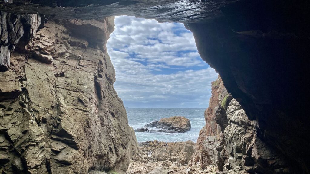  Utsikt fra en grotte, vendt mot havet
