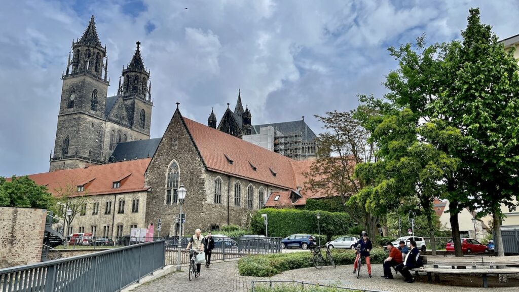 Kaupunkikuva Magdeburgista, taustalla suuri katedraali