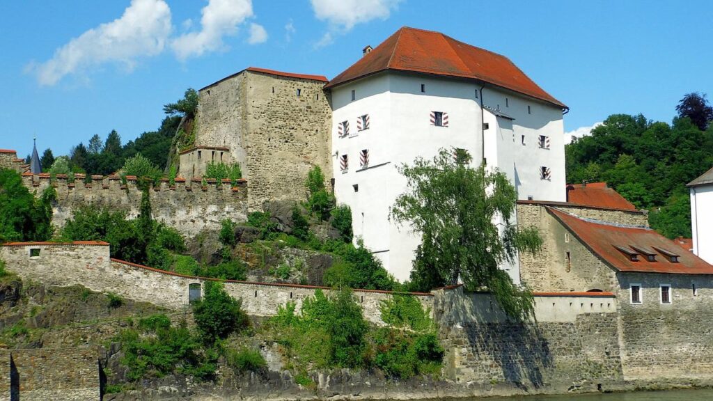 Historiska byggnader och mur