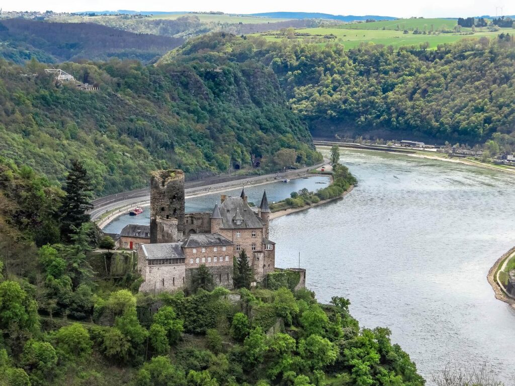  Utsikt over et historisk slott, som ligger ved en elv