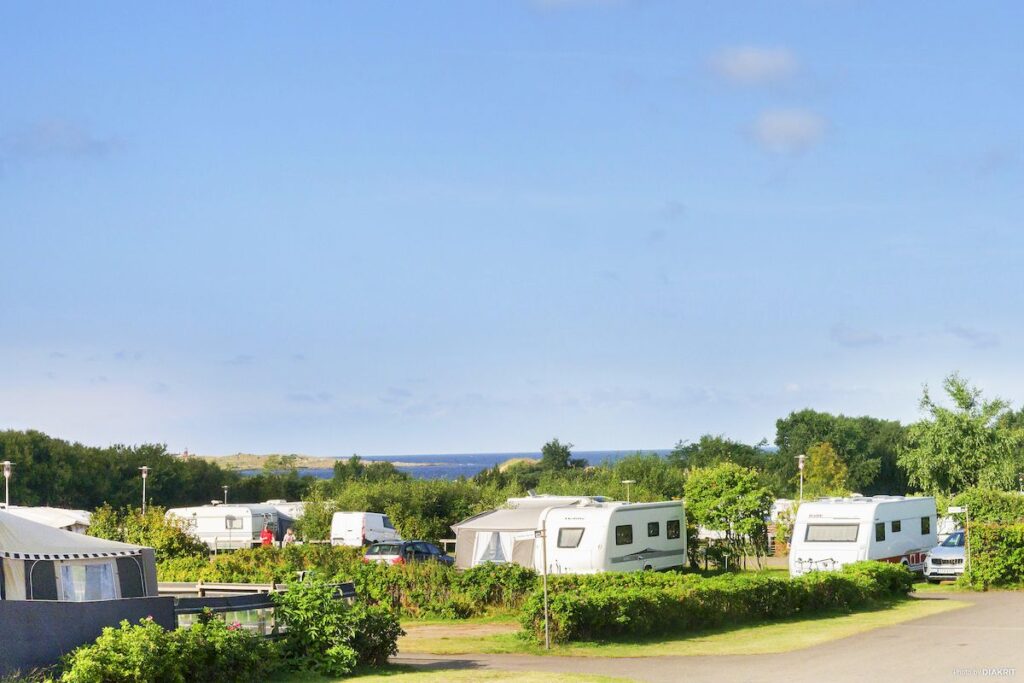 Husvagnar på camping, med havet i bakgrunden