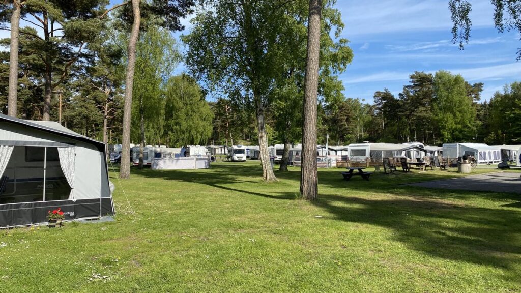 Campingplass med campingvogner