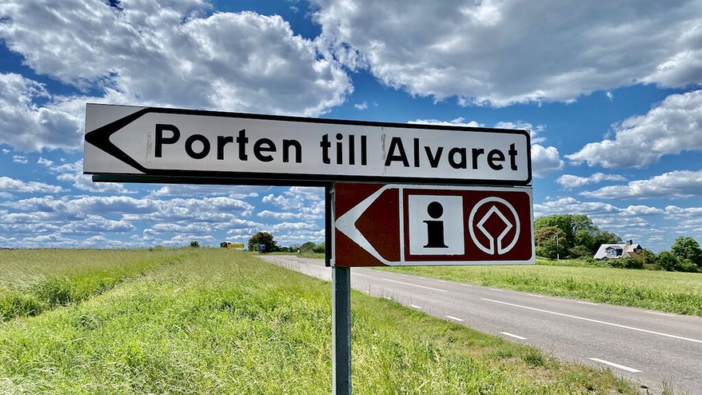  Sign with the text "Porten till Alvaret"