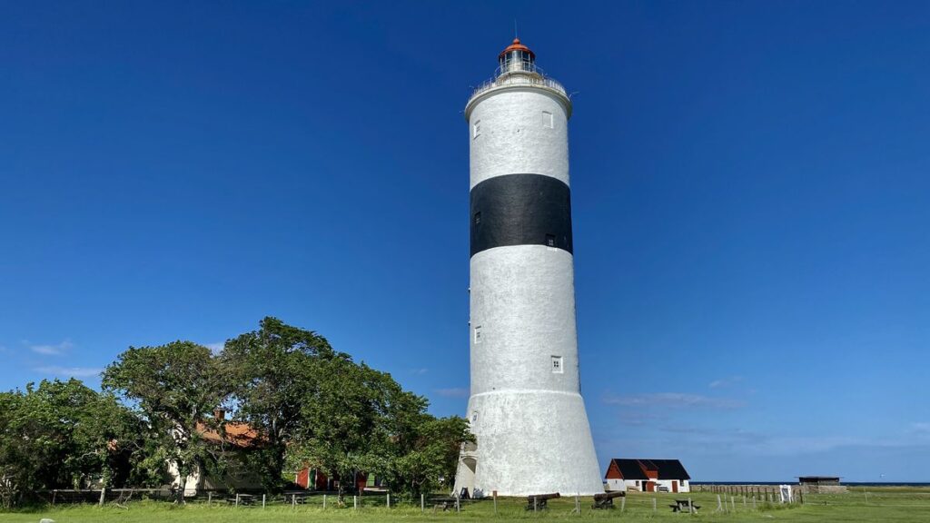  White and black lighthouse