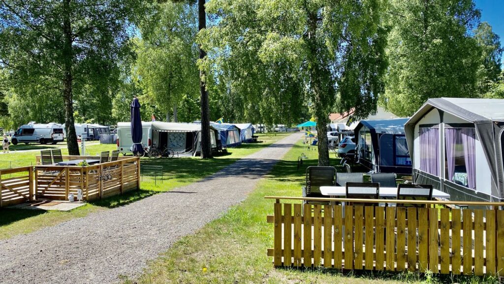 Campingplats med husvagnar, husbilar och förtält