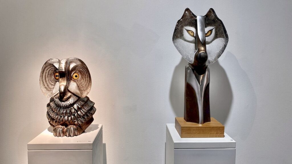Två glasskulpturer som föreställer djur