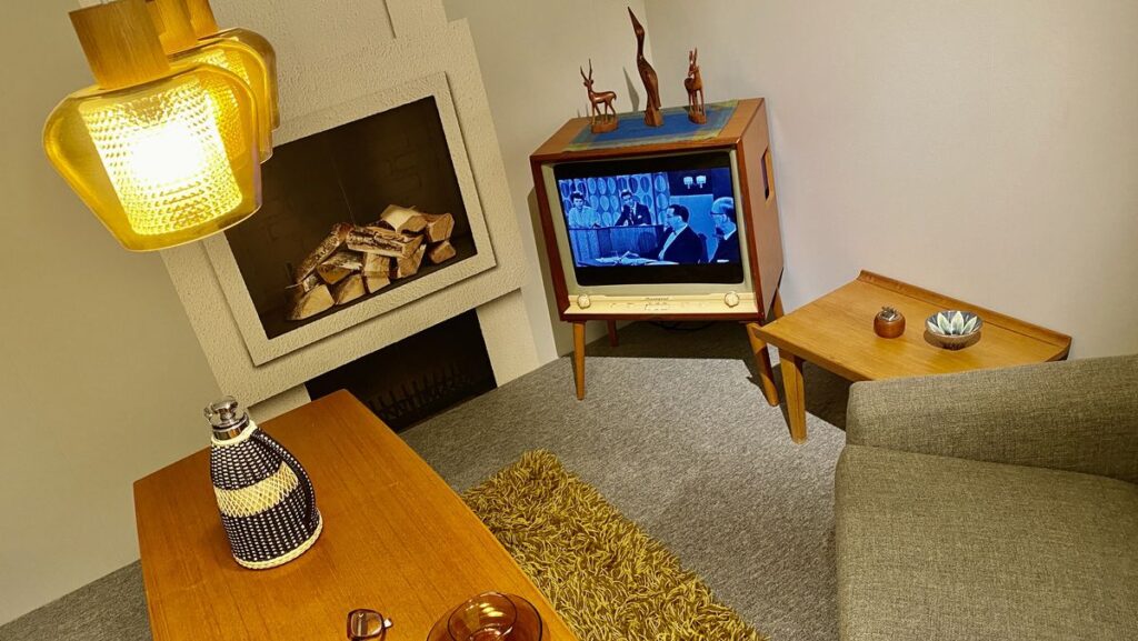 Rum med äldre inredning och TV på träben