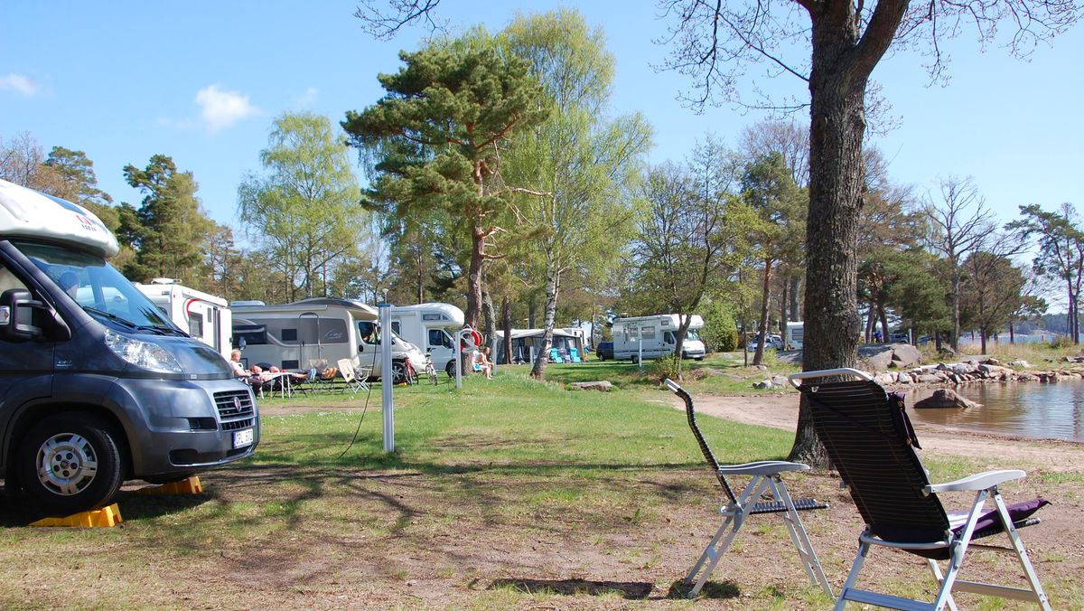  Motorhomes on a campsite