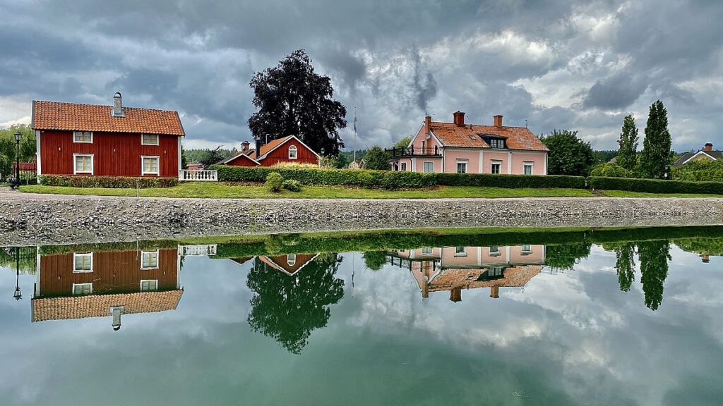 Kanavan varrella olevia taloja, jotka heijastuvat vedestä