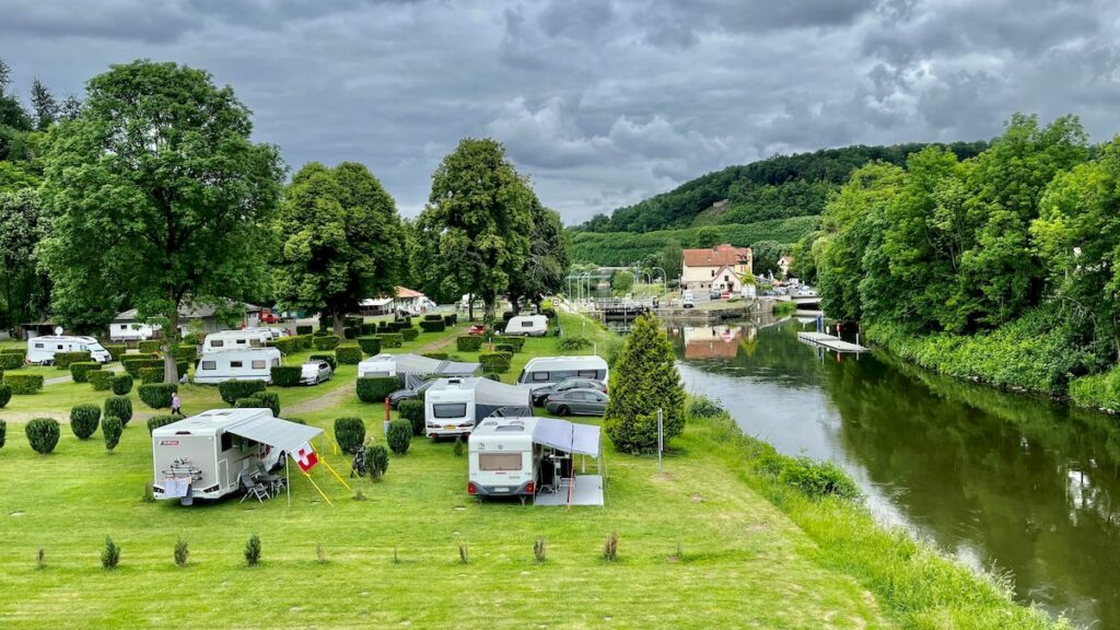 Camping vid en flod, med husbilar och husvagnar