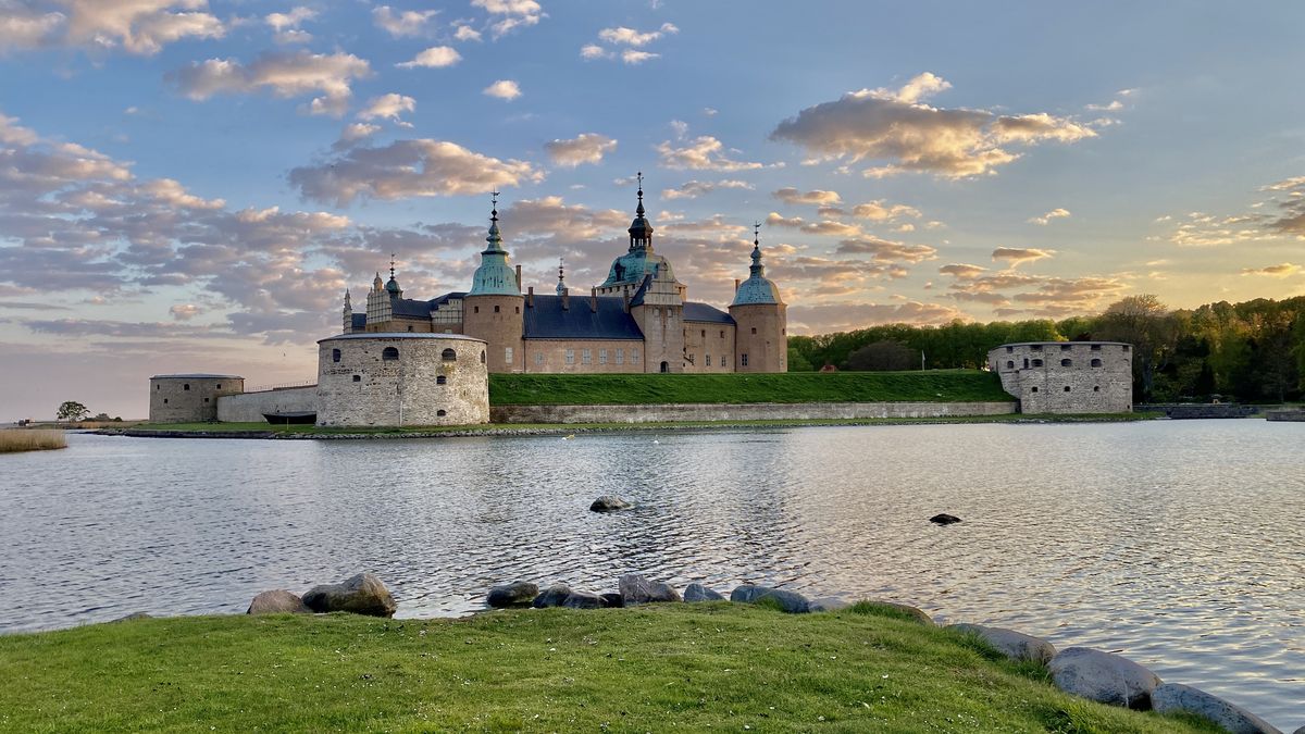  Kalmar slott i Småland, omgitt av vann